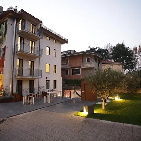 Hostel Stravagante & *